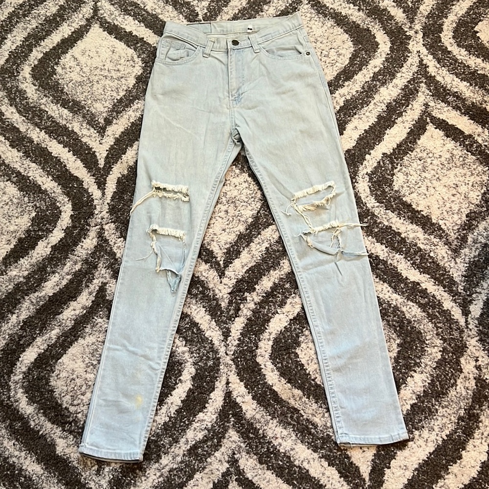 LOW-RISE RIPPED LIGHT WASH MOM JEANS